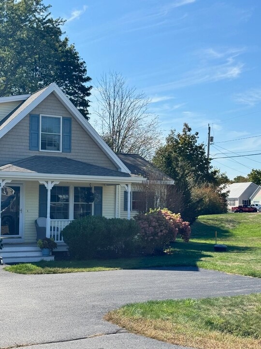 6 Ireland Way in Greenland, NH - Building Photo