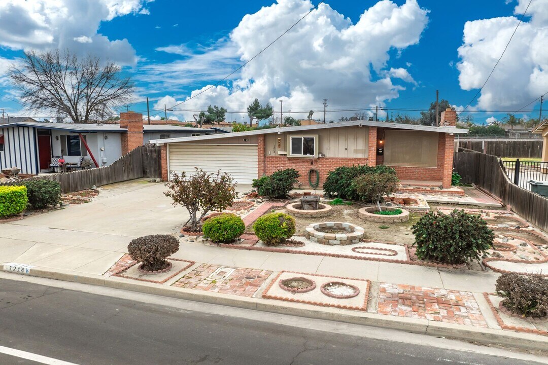 1214 Rodgers Rd in Hanford, CA - Building Photo