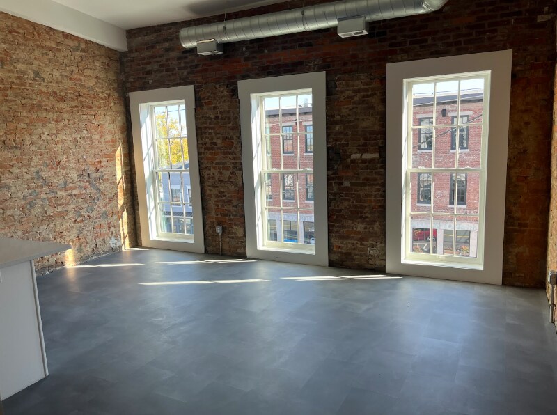 145-151 E Main St, Unit 145-300 in New Albany, IN - Foto de edificio