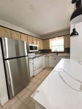 1117 NE 10th St in Hallandale Beach, FL - Foto de edificio - Building Photo