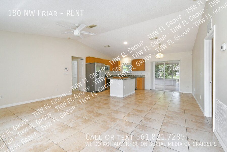 180 NW Friar St in Port St. Lucie, FL - Foto de edificio
