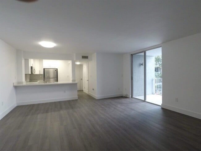 126 SW 17th Rd, Unit 208 in Miami, FL - Building Photo - Building Photo