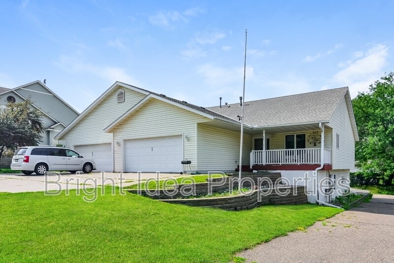 622 Pleasant Dr in Hastings, MN - Building Photo