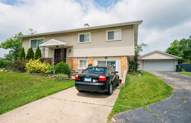 490 Amherst Ln in Hoffman Estates, IL - Building Photo - Building Photo