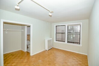 744 W Belmont Ave in Chicago, IL - Foto de edificio - Building Photo