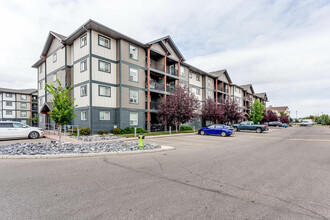 King's Heights in Airdrie, AB - Building Photo - Building Photo