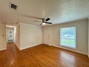 208 E Lisa Dr in Austin, TX - Foto de edificio - Building Photo
