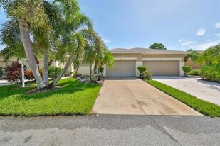 633 Tremont Greens Ln, Unit 16 in Sun City Center, FL - Building Photo