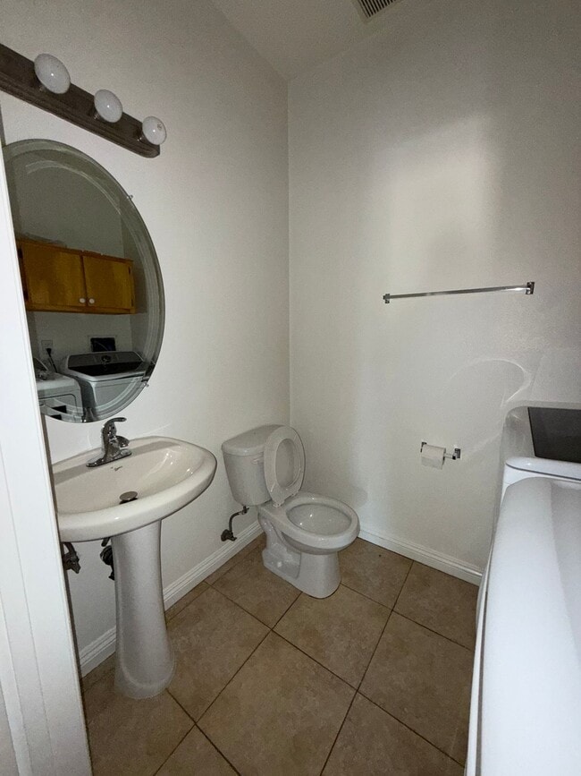 8813 Darby Ave in Los Angeles, CA - Building Photo - Building Photo