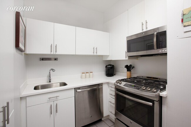 62 W 62nd St-Unit -: 4F in New York, NY - Building Photo - Building Photo