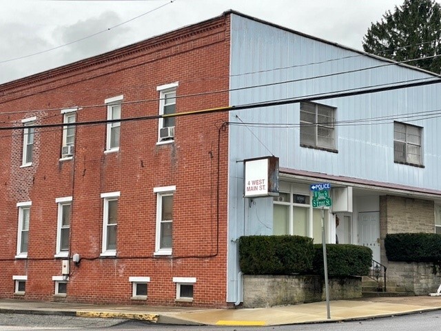 4 W Main St in New Freedom, PA - Building Photo