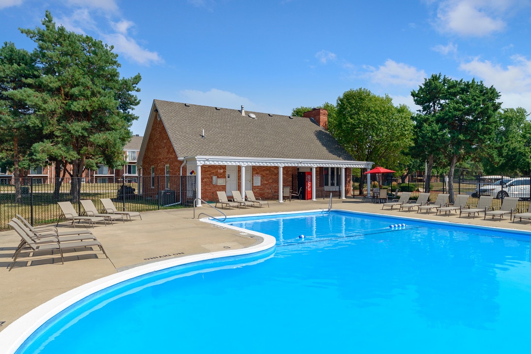 Colonial Village in West Des Moines, IA - Building Photo