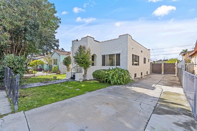 2419 S Redondo Blvd | Rentals in Los Angeles, CA