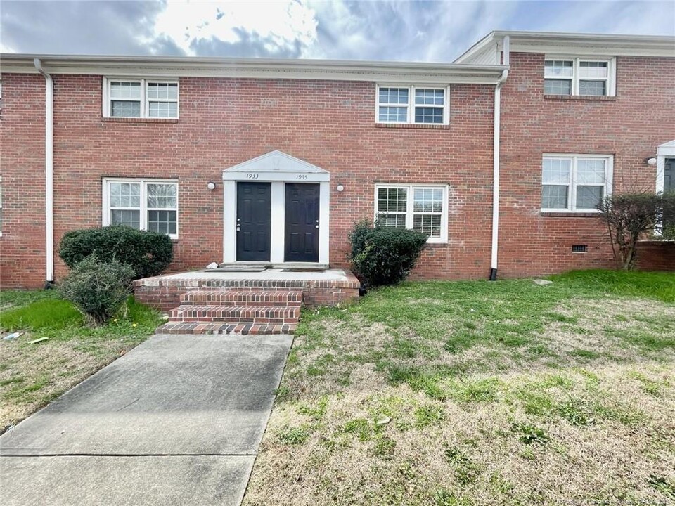 1935 King George Dr in Fayetteville, NC - Building Photo