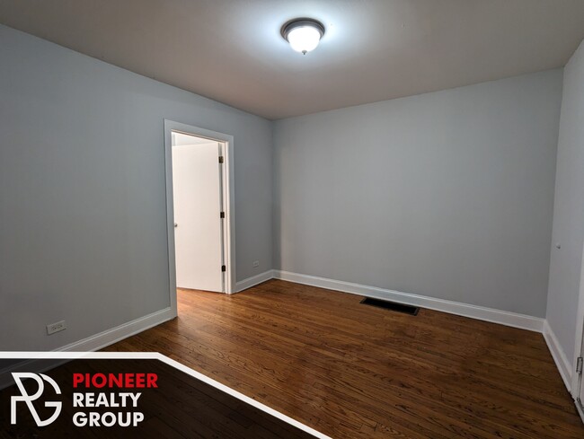 5029 N Harding Ave, Unit 2 in Chicago, IL - Foto de edificio - Building Photo
