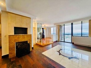 2 Bay Club Dr in Queens, NY - Building Photo - Building Photo