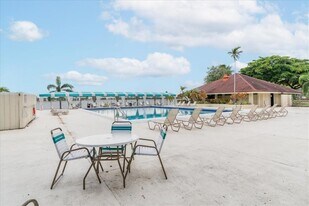 113 Lake Emerald Dr, Unit 201 in Oakland Park, FL - Building Photo