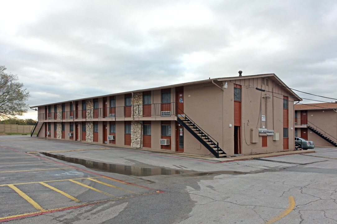 Sun Valley Apartments in Irving, TX - Building Photo