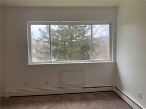 11 Fishkill Glen Dr in Fishkill, NY - Building Photo - Building Photo
