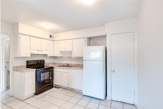 2215 Mission Hill Dr in Austin, TX - Building Photo - Building Photo