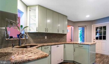211 Nathan Dr in North Brunswick, NJ - Building Photo - Building Photo