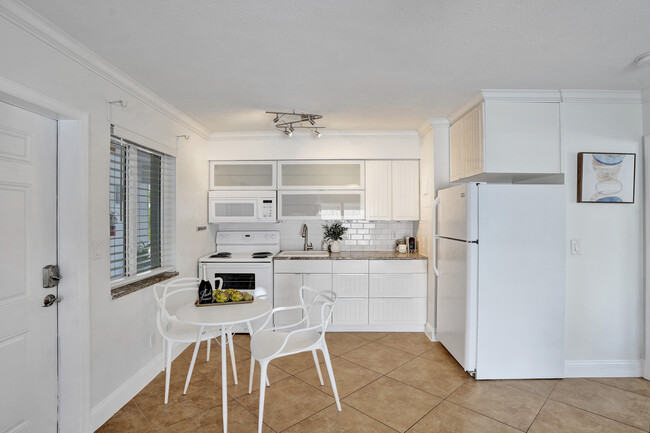 2756 NE 32nd St, Unit #2 in Fort Lauderdale, FL - Building Photo - Building Photo