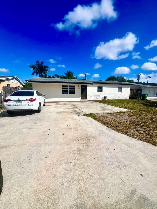 4924 SW 44th Ave in Fort Lauderdale, FL - Building Photo - Building Photo