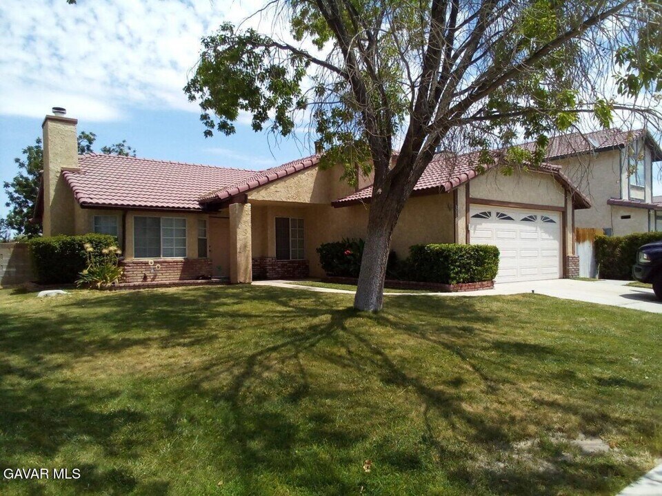 3353 Ave J-2 in Lancaster, CA - Foto de edificio