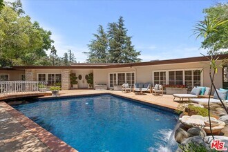 1743 Stone Canyon Rd in Los Angeles, CA - Foto de edificio - Building Photo