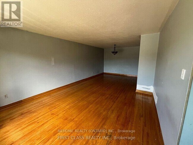 42 Earlthorpe Crescent in Toronto, ON - Building Photo - Building Photo