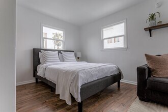 18 Breeze Ave, Unit 4 in Venice, CA - Foto de edificio - Building Photo