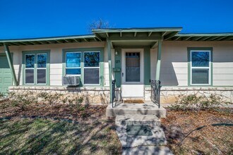 123 Mink Dr in San Antonio, TX - Building Photo - Building Photo