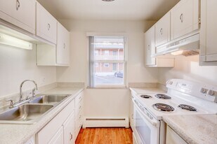 Edelweiss Apartments in Lakewood, CO - Building Photo