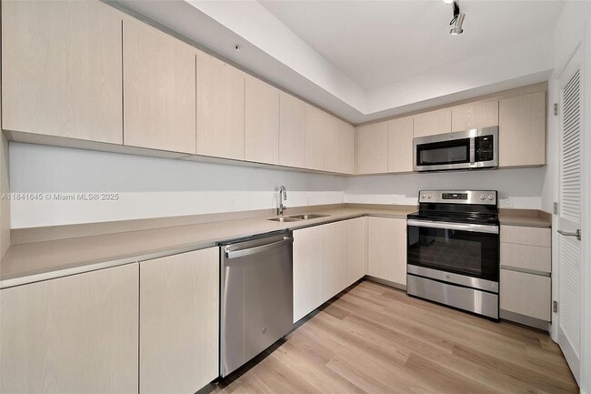 1500 Bay Rd, Unit M-1014 in Miami Beach, FL - Building Photo - Building Photo