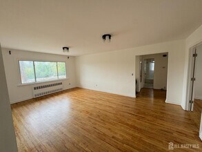 304 Woodcliff Ave in North Bergen, NJ - Building Photo - Building Photo