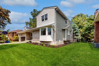 706 Longacre Ave in Woodmere, NY - Foto de edificio - Building Photo
