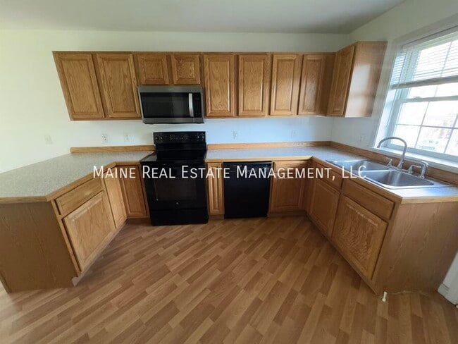 13 River Village Dr in Milford, ME - Building Photo - Building Photo