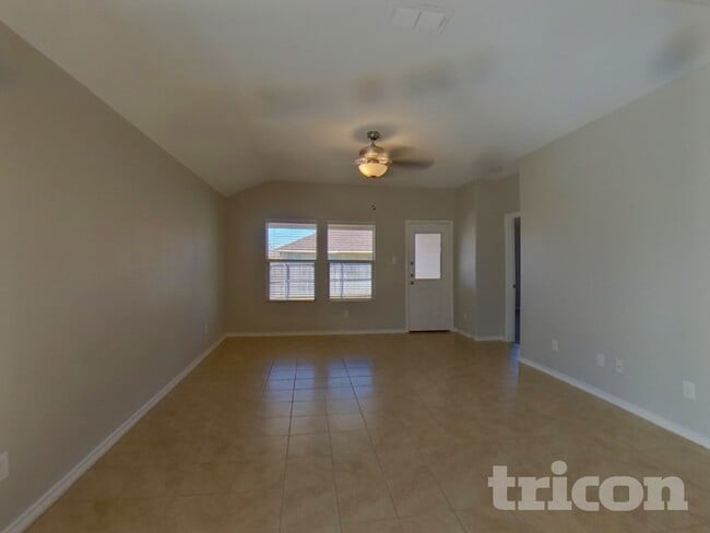 1104 Autumnwood Dr in Azle, TX - Foto de edificio - Building Photo