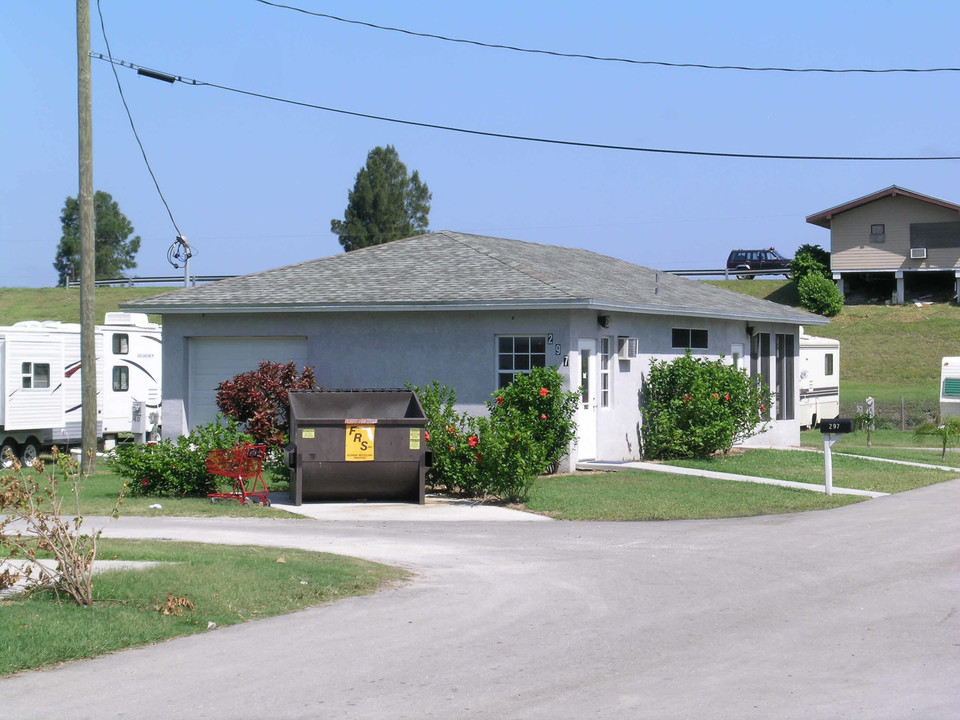 Park Place Rv Resort in Pahokee, FL - Foto de edificio