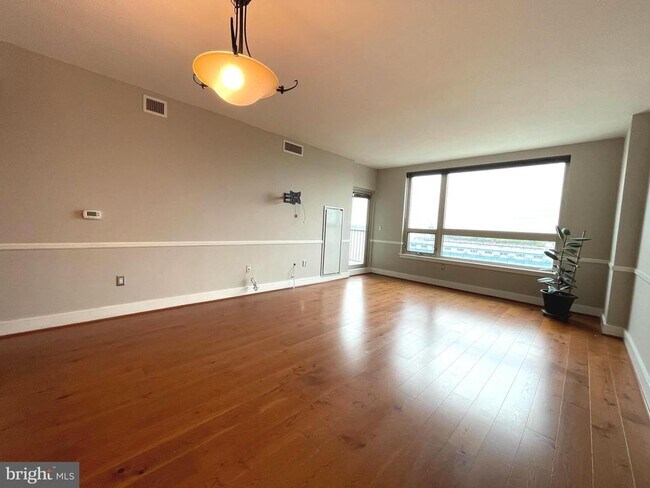 717 S Christopher Columbus Blvd in Philadelphia, PA - Building Photo - Building Photo