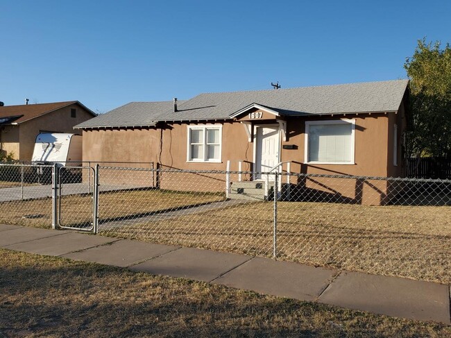 1607 W Hendricks St in Roswell, NM - Building Photo - Building Photo