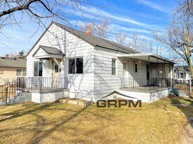 400 W 13th Ave in Hutchinson, KS - Building Photo