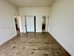 2399 NW 105th St in Miami, FL - Building Photo - Building Photo