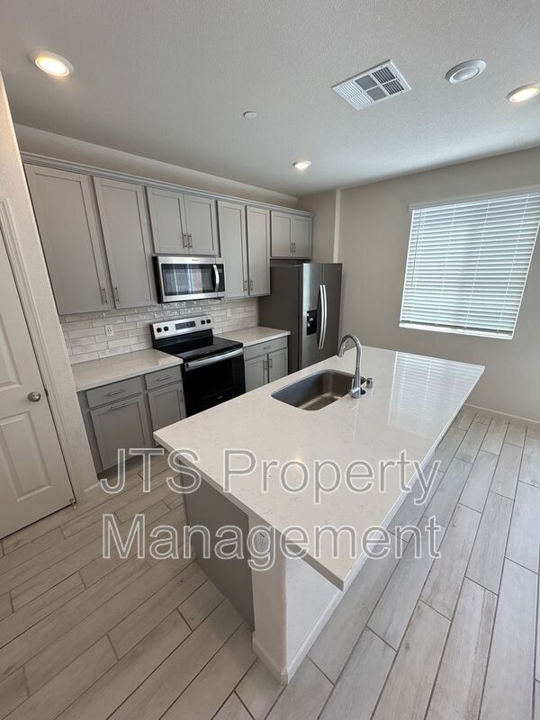 6033 Woodlands Lp in Roseville, CA - Building Photo - Building Photo