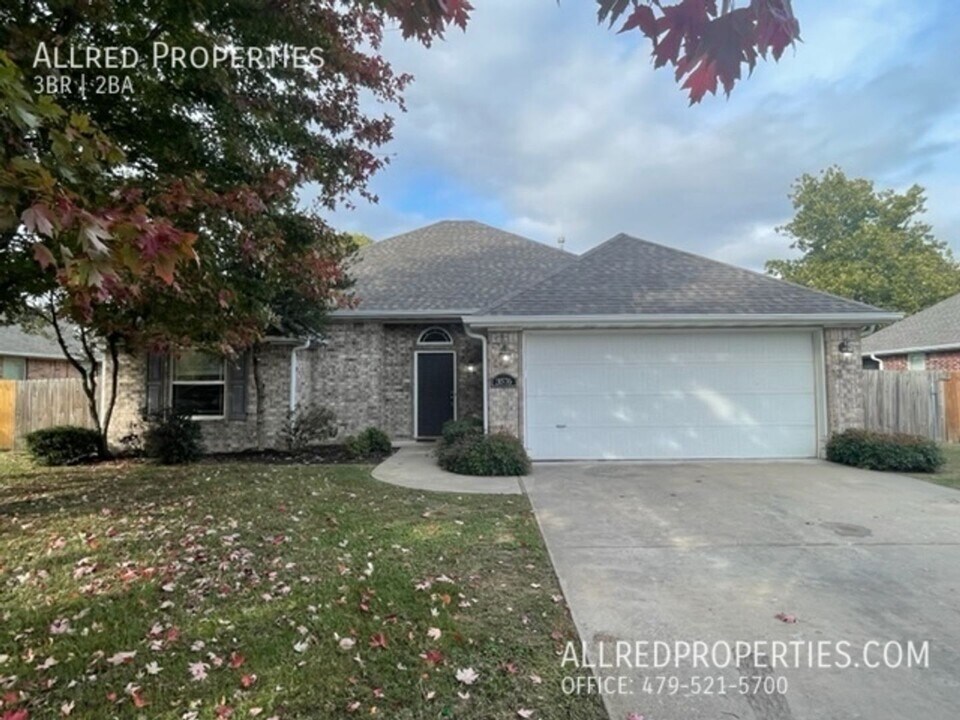 3576 W Clearwood Dr in Fayetteville, AR - Building Photo