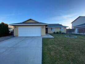 7912 Quadra Dr in Pasco, WA - Building Photo