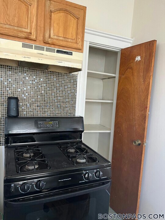 19 Mora St in Boston, MA - Building Photo