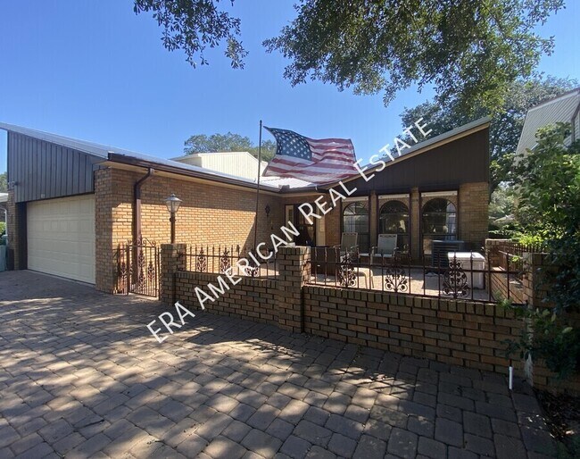 property at 925 Holbrook Cir