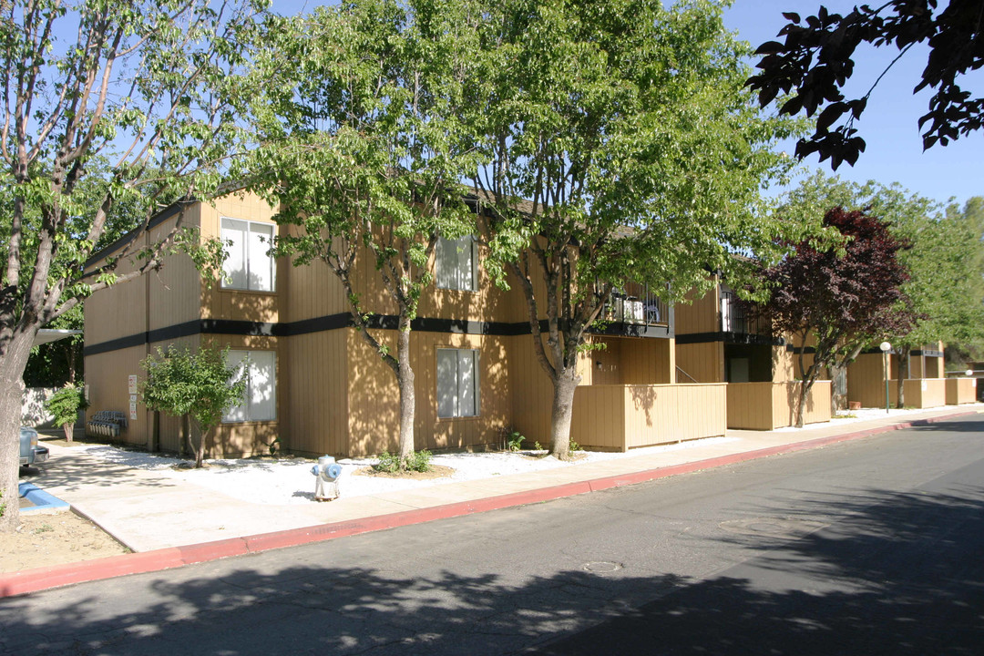 Coalinga Crossing Apartments in Coalinga, CA - Building Photo