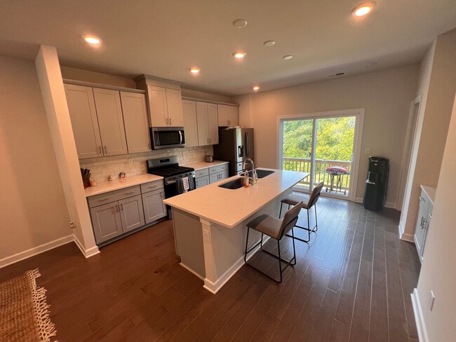 Room in Townhome on Memorial Pkwy in Charlotte, NC - Building Photo - Building Photo